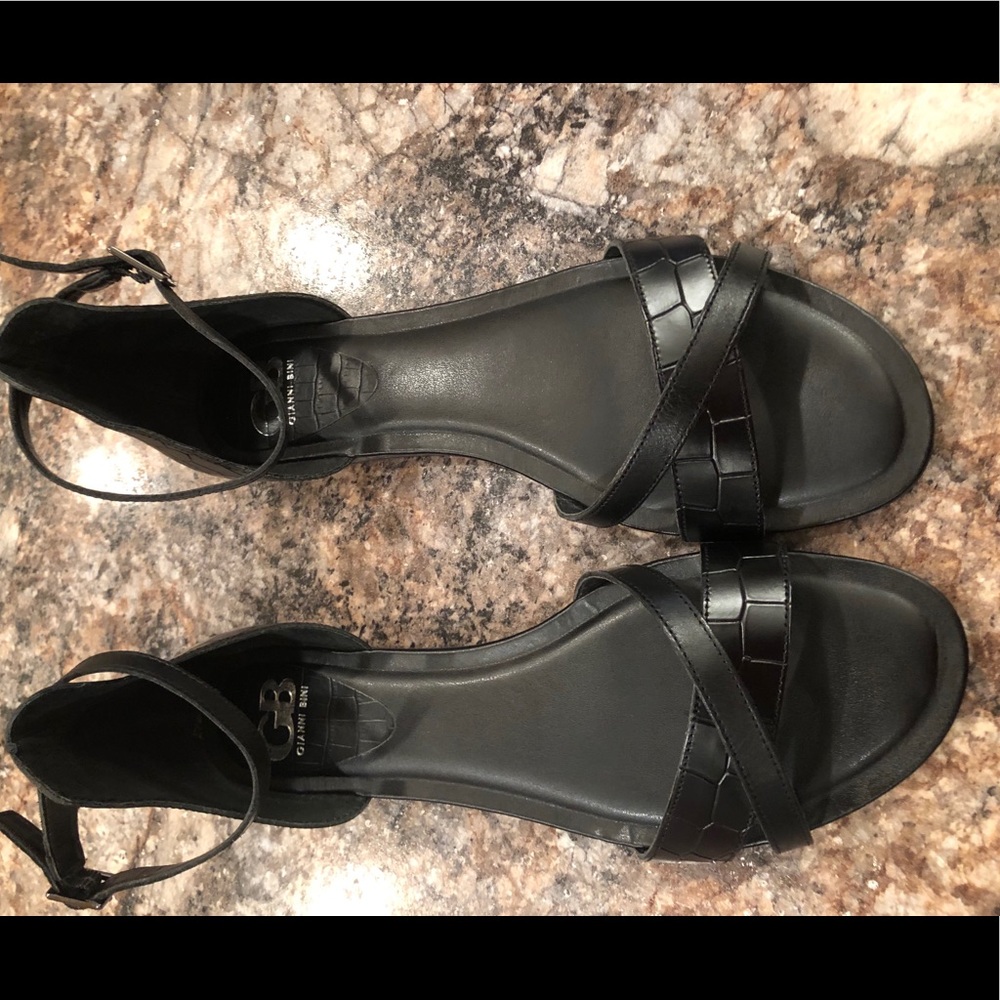 Gianni Bini Simple Black Sandals!